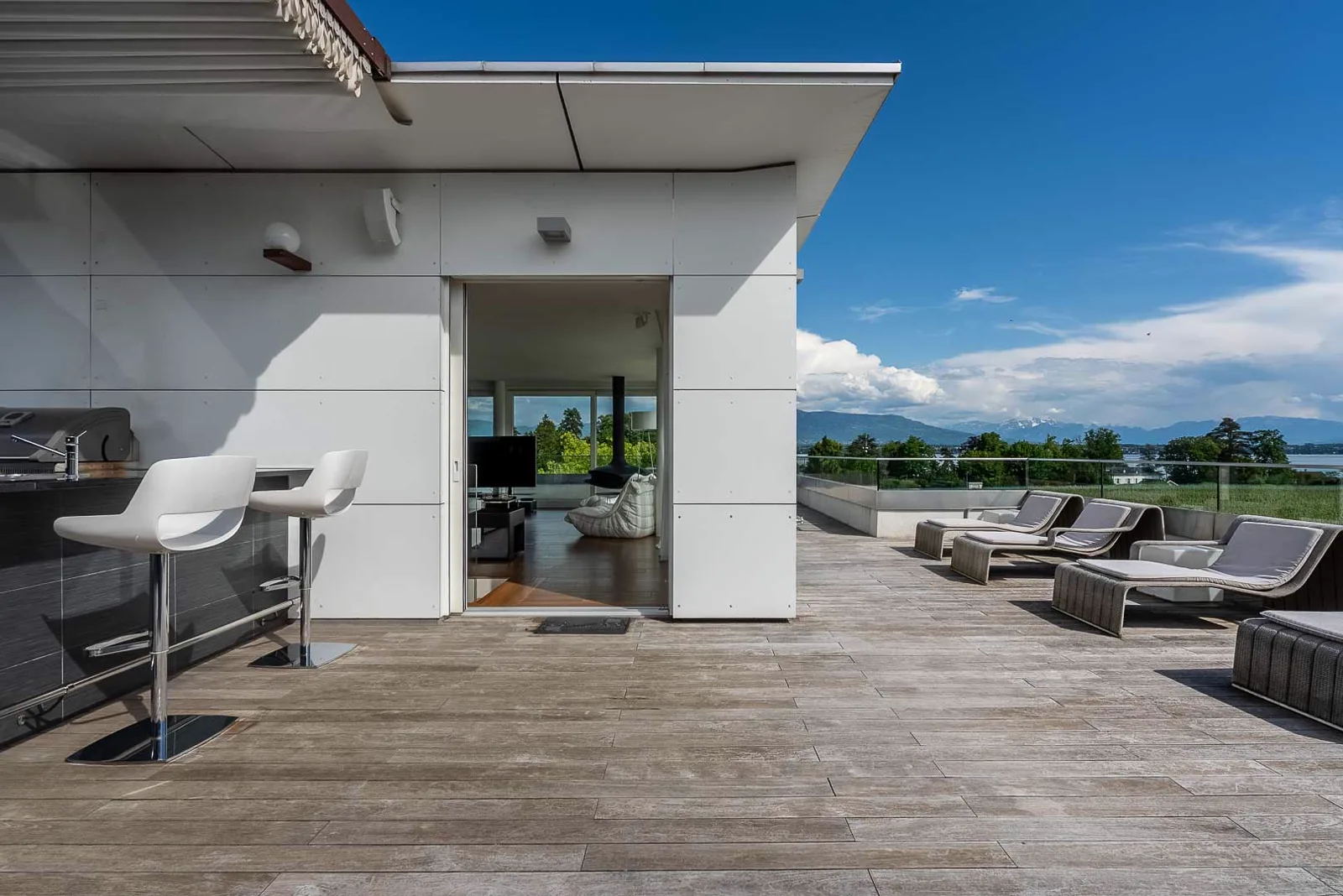 Large contemporary terrace facing the lake in Coppet